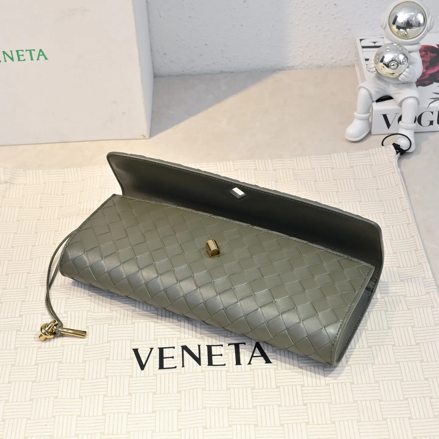 The batch of 1360 BV Andiamo evening handbags has been heavily planted again~ The designer aesthetics in the era of economic downturn are back. I fall in love with it at first sight and can't put it down. It's so beautiful and full of aura. The shape and texture are very competitive. It's light in weight and has sufficient capacity. It's a must-have for fashionistas. It's suitable for many occasions, minimalist, high-end and light luxury. Model No.: 741511 Size: 31*13*3cm